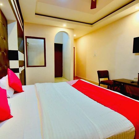 Oyo 26909 Hotel Paras มานดี ภายนอก รูปภาพ